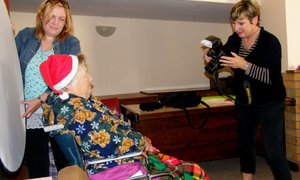 Bejaardes glimlag vir kameras